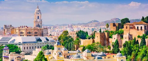 Vista de Málaga con la torre de la Catedral entre el caserío del centro