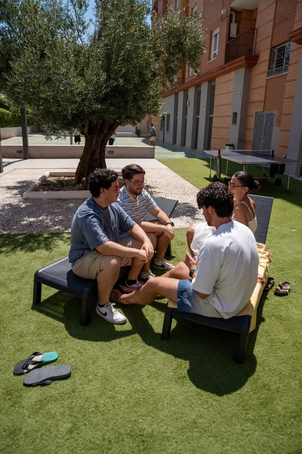 Estudiantes charlando en una terraza de Teatinos
