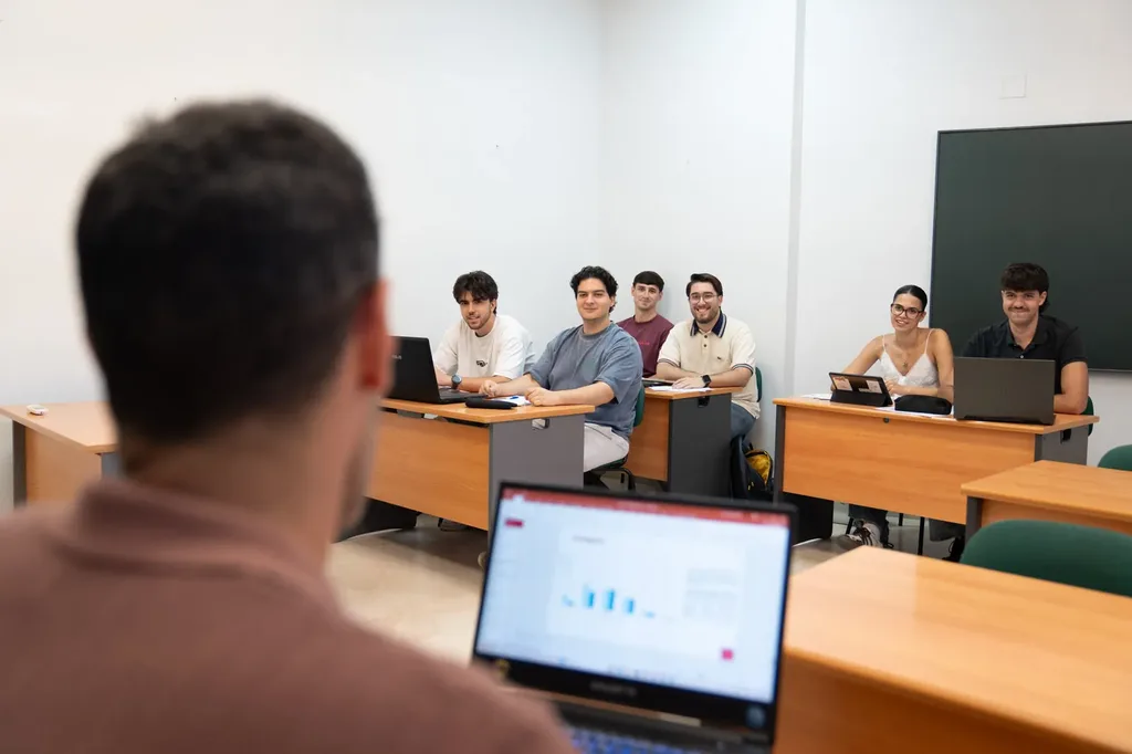Tutor acompañando a un grupo de estudiantes en la sala de estudio